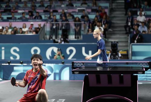 男子団体3位決定戦　日本対フランス　第3Sを奪うシングルス1の張本（撮影・河田真司）