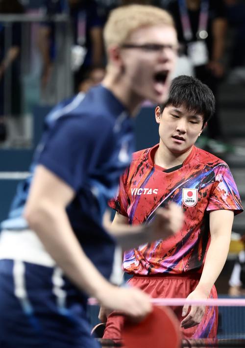男子団体3位決定戦　日本対フランス　第4S、ポイントを許すシングルス1の張本（撮影・河田真司）