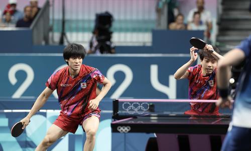 男子団体3位決定戦　日本対フランス　ダブルス第1S、攻める戸上（左）と篠塚（撮影・河田真司）