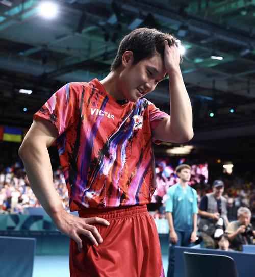 男子団体3位決定戦　日本対フランス　シングルス2で敗れる張本（撮影・河田真司）