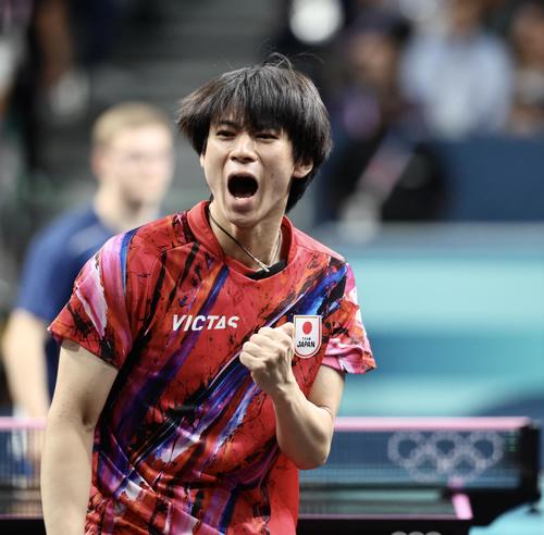 男子団体3位決定戦　日本対フランス　第1S、ポイントするシングルス2の戸上（撮影・河田真司）