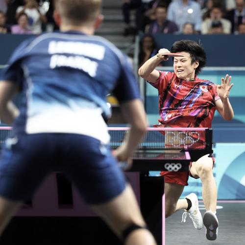 男子団体3位決定戦　日本対フランス　第3S、攻めるシングルス2の戸上（撮影・河田真司）