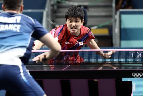 男子団体3位決定戦　日本対フランス　シングルス3に臨む張本（撮影・河田真司）
