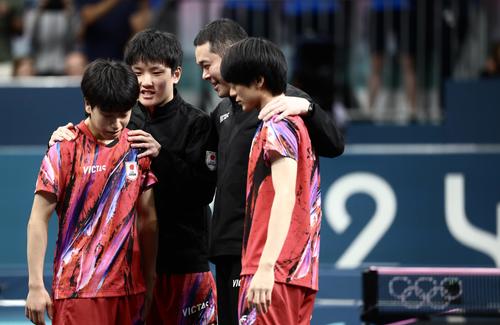 男子団体3位決定戦　日本対フランス　フランスに敗れ、最終シングルで敗れた篠塚（左）を労う張本（左から2人目）ら卓球男子日本代表（撮影・河田真司）