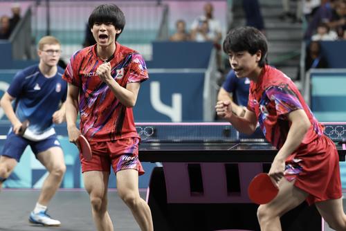 男子団体3位決定戦　日本対フランス　ダブルス第2S、ポイントする戸上（左）と篠塚（撮影・河田真司）
