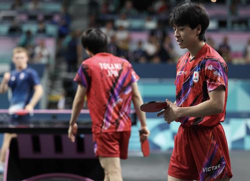 男子団体3位決定戦　日本対フランス　ダブルス第2S、ポイントを許す篠塚（手前）と戸上（撮影・河田真司）