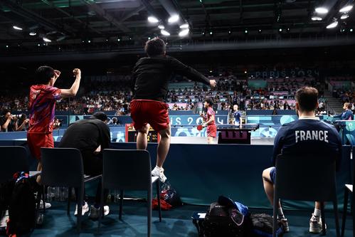 男子団体3位決定戦　日本対フランス　第3Sを奪うシングルス4の篠塚（撮影・河田真司）