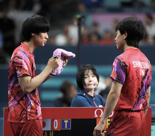 男子団体3位決定戦　日本対フランス　ダブルス第4S、言葉を交わす戸上（左）と篠塚（撮影・河田真司）