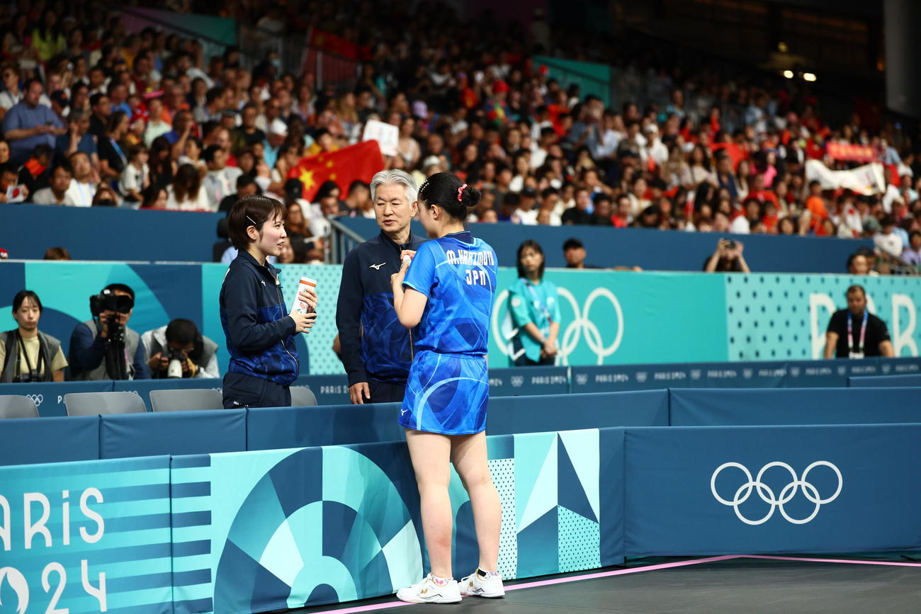 女子団体決勝　日本対中国　第1Sを奪う張本（右）（撮影・河田真司）