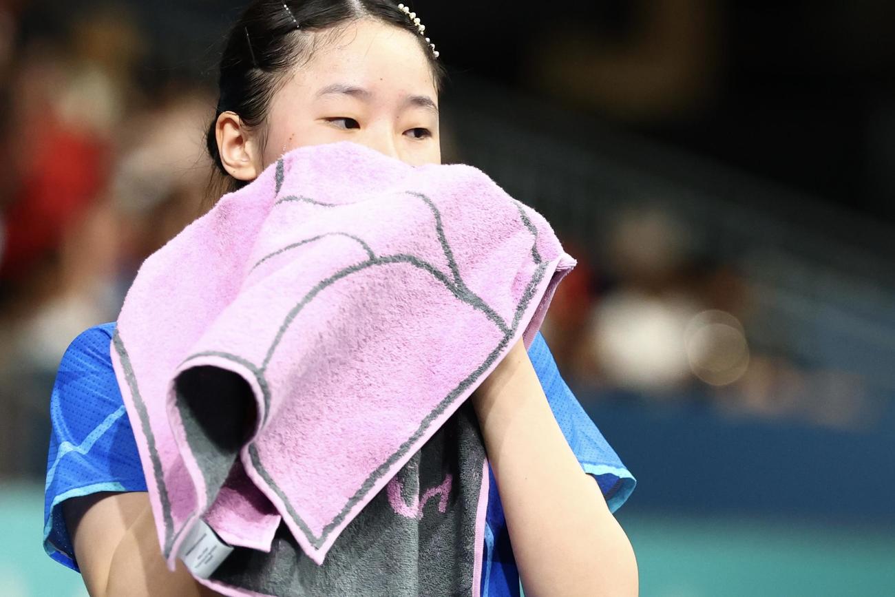 女子団体決勝　日本対中国　第2Sを奪われる張本（撮影・河田真司）