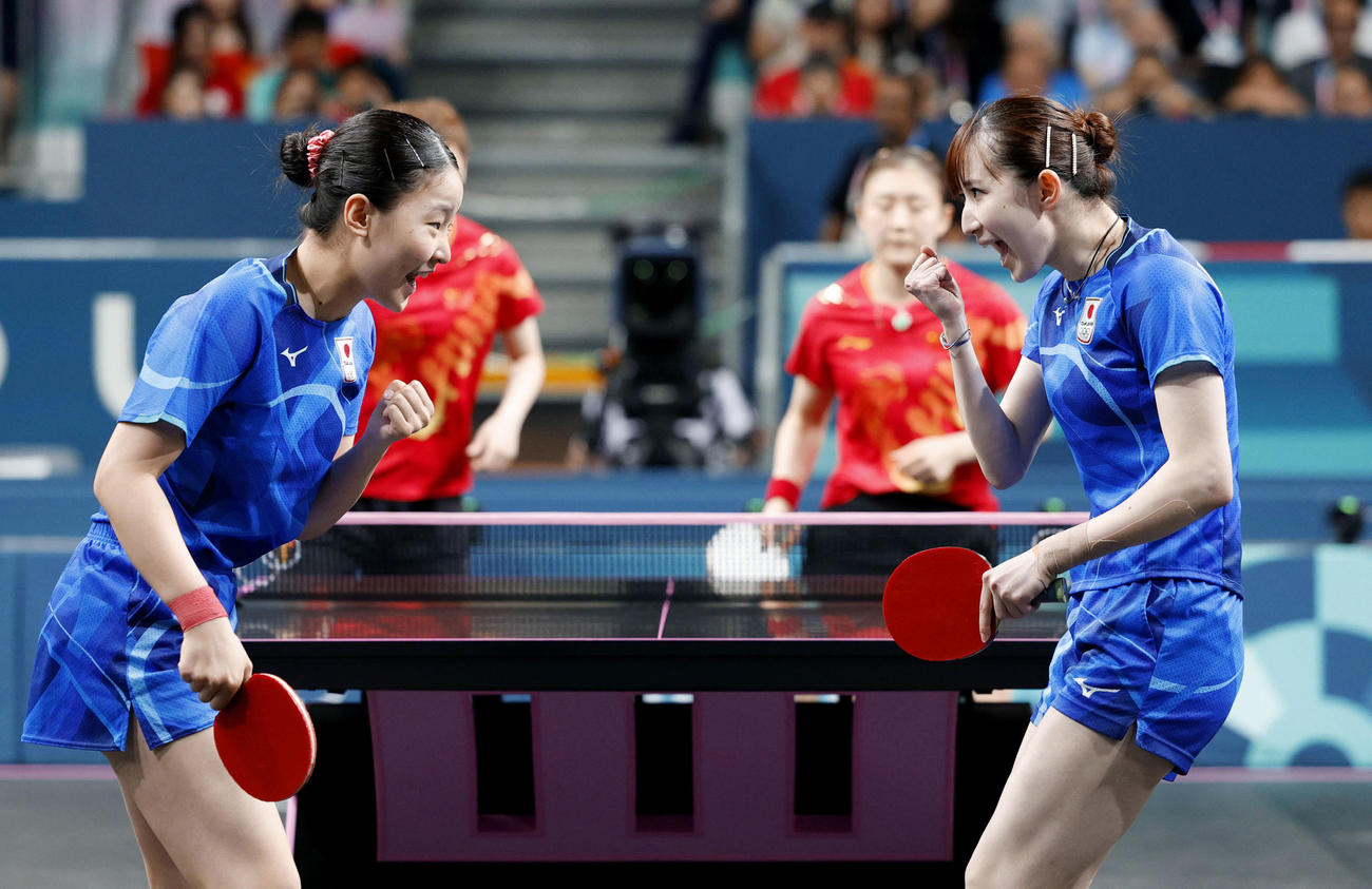 女子団体決勝　中国戦の第1試合でポイントを奪いガッツポーズする早田ひな（右）、張本美和組（共同）