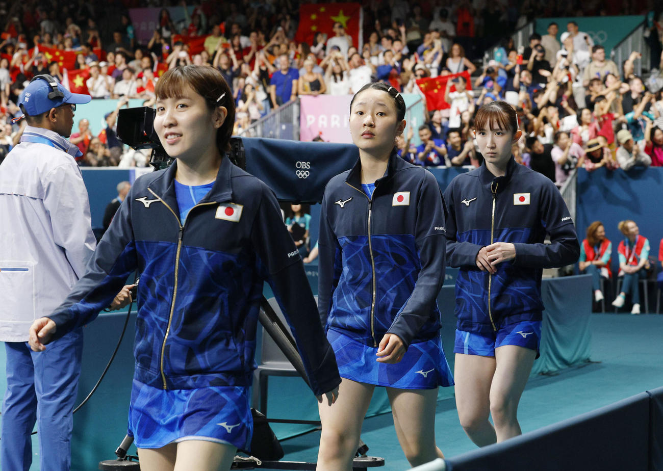 女子団体決勝の中国戦に臨む（手前から）平野美宇、張本美和、早田ひな（共同）