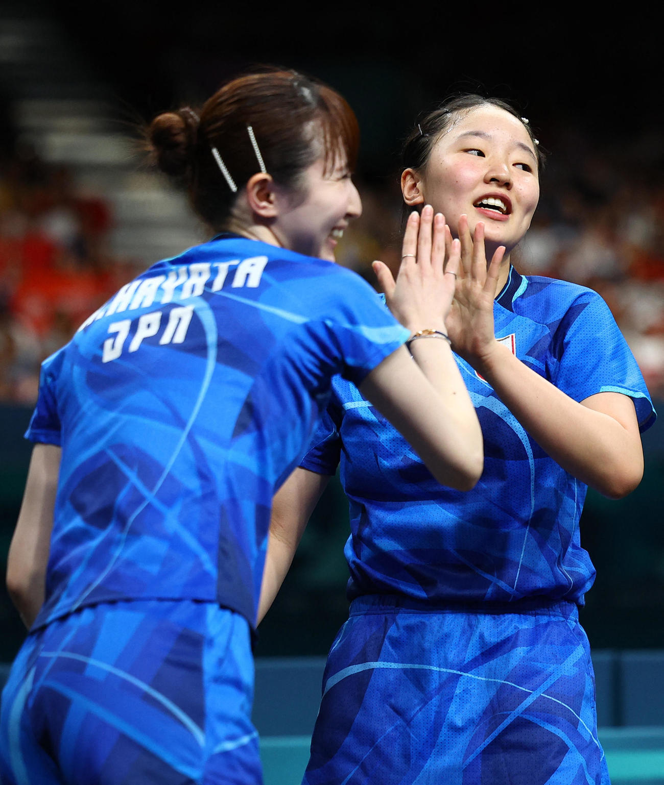 女子団体決勝　ハイタッチする早田ひな（左）と張本美和（ロイター）