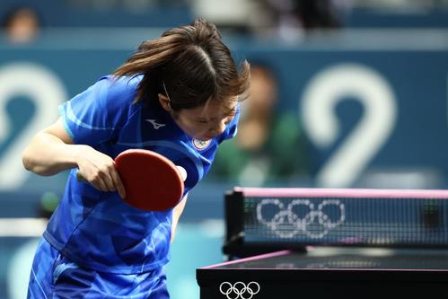 女子団体決勝　日本対中国　第1S、サーブを放つ平野（撮影・河田真司）