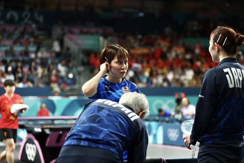 女子団体決勝　日本対中国　第3S、早田（右）と言葉を交わす平野（撮影・河田真司）