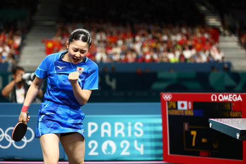 女子団体決勝　日本対中国　第1S、ポイントする張本（撮影・河田真司）