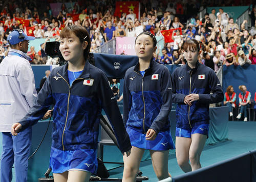 女子団体決勝の中国戦に臨む（手前から）平野美宇、張本美和、早田ひな（共同）