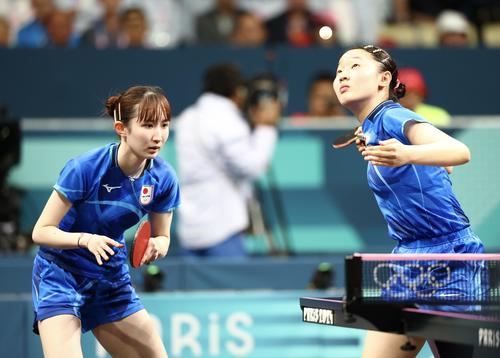 女子団体決勝　日本対中国　第4S、サーブを放つダブルスの張本（右）と早田（撮影・河田真司）