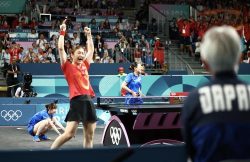 女子団体決勝　日本対中国　ダブルスを落とす早田（後方左）と張本（撮影・河田真司）