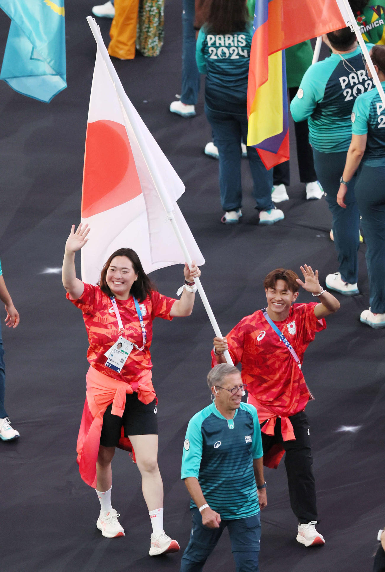パリ五輪閉会式で日本選手団の旗手を務める陸上女子やり投げの北口（左）とブレイキン男子の半井（代表撮影）