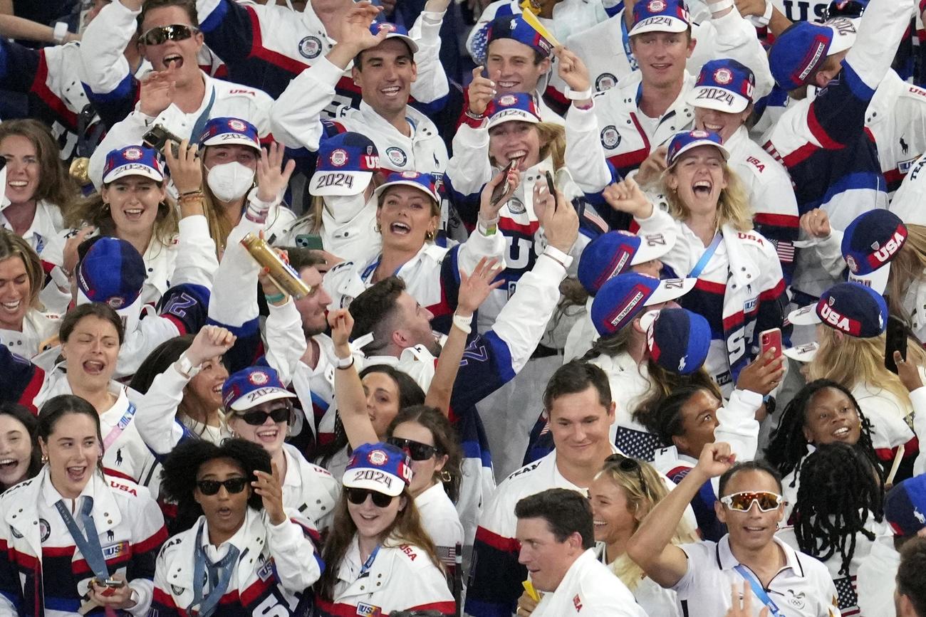 パリ五輪の閉会式に参加する米国の選手たち（APV）