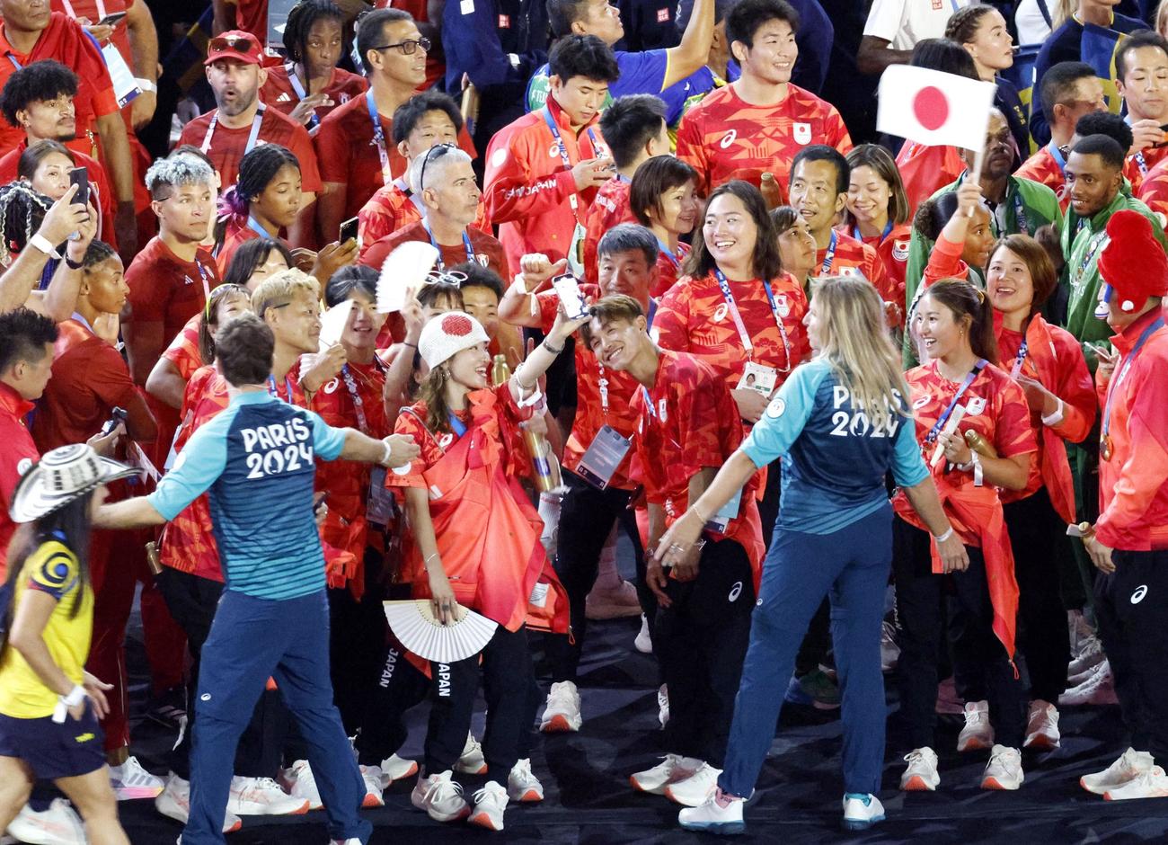 パリ五輪の閉会式で盛り上がるブレイキンの湯浅亜実（前列中央左）、半井重幸（同右）ら日本の選手たち（共同）
