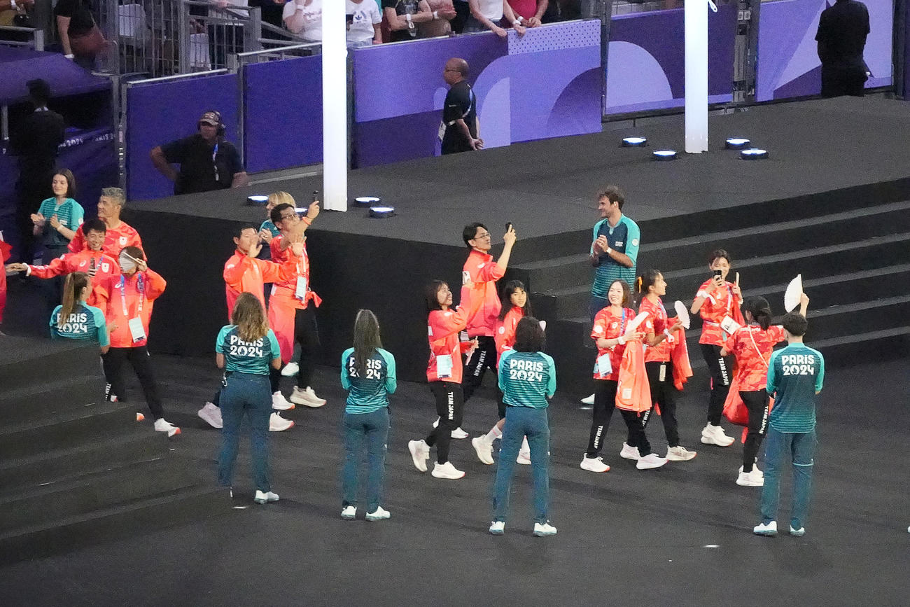 閉会式で入場する陸上の田中希実（中央右）ら日本選手団（撮影・パオロ　ヌッチ）