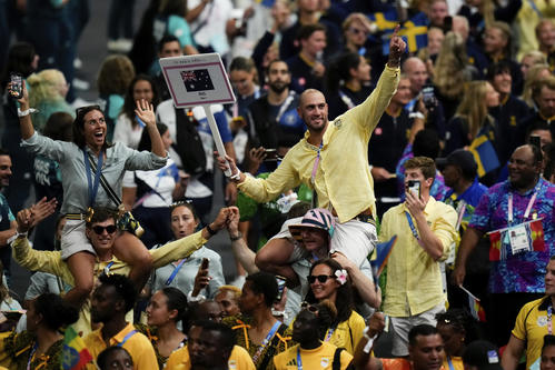 パリ五輪の閉会式に参加したオーストラリアの選手たち(AP)