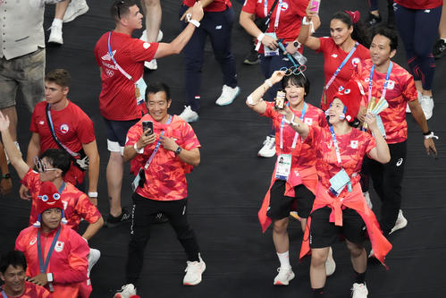 閉会式でスタジアムに入場する日本の選手たち(AP)