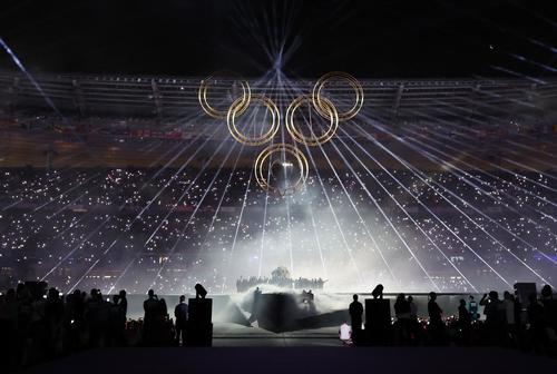 パリ五輪閉会式 セレモニーで「五輪」が完成(ロイター)