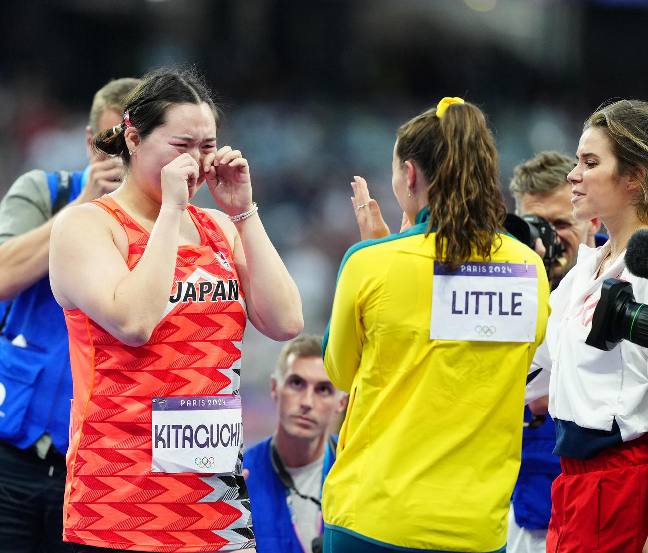 女子やり投げで優勝した北口は、ライバルたちの祝福に涙する（撮影・江口和貴）