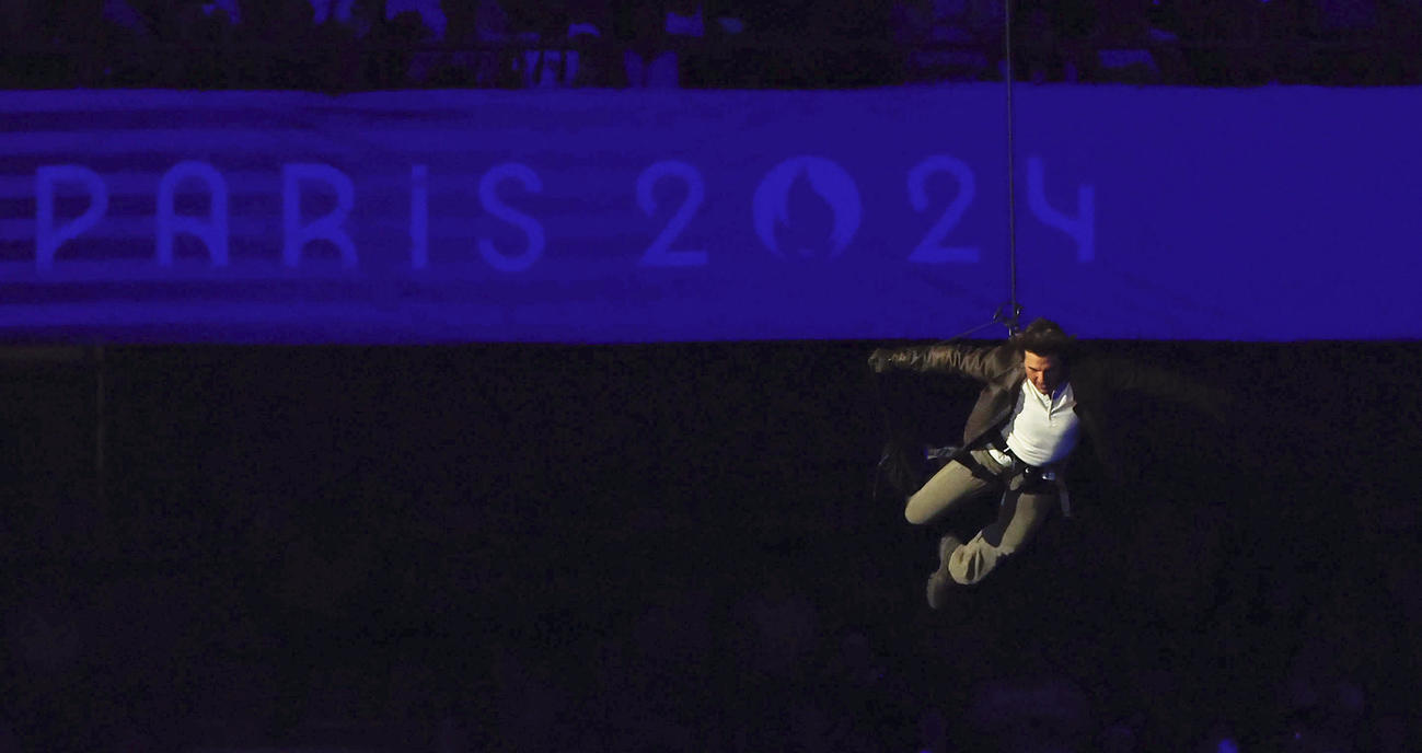パリ五輪の閉会式に登場したトム・クルーズ（共同）