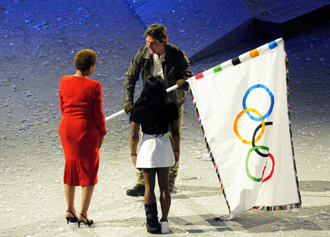 パリ五輪の閉会式で五輪旗を受け取ったトム・クルーズ。左はロサンゼルスのバス市長（共同）