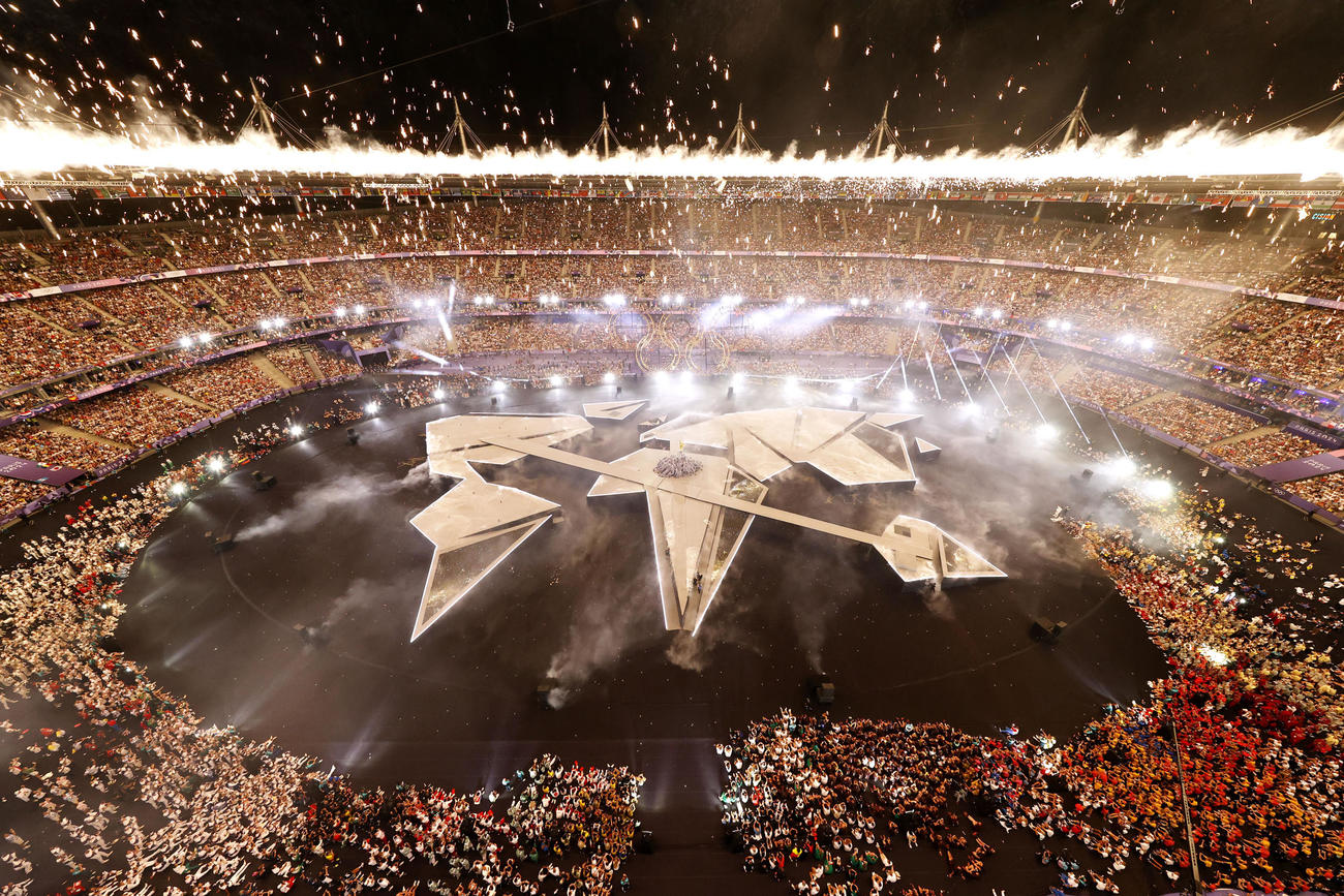 パリ五輪の閉会式を彩る花火（共同）