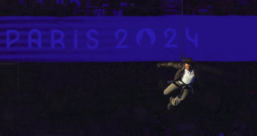 パリ五輪の閉会式に登場したトム・クルーズ（共同）