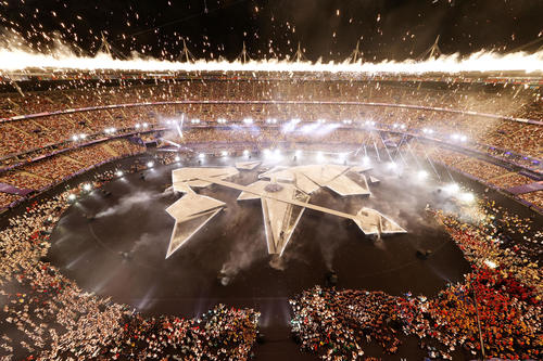 パリ五輪の閉会式を彩る花火（共同）