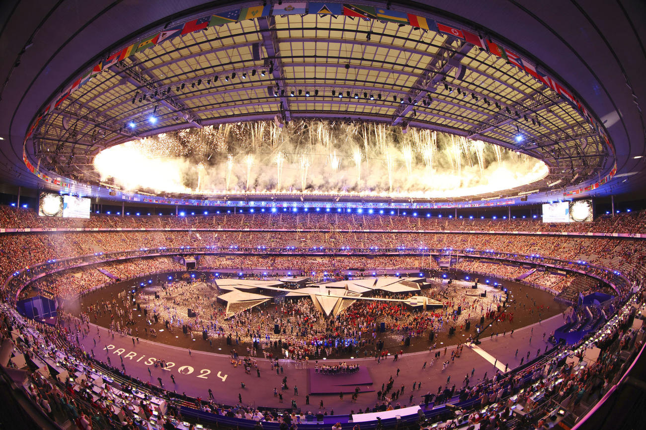 パリ五輪の閉会式で打ち上げられる花火（共同）