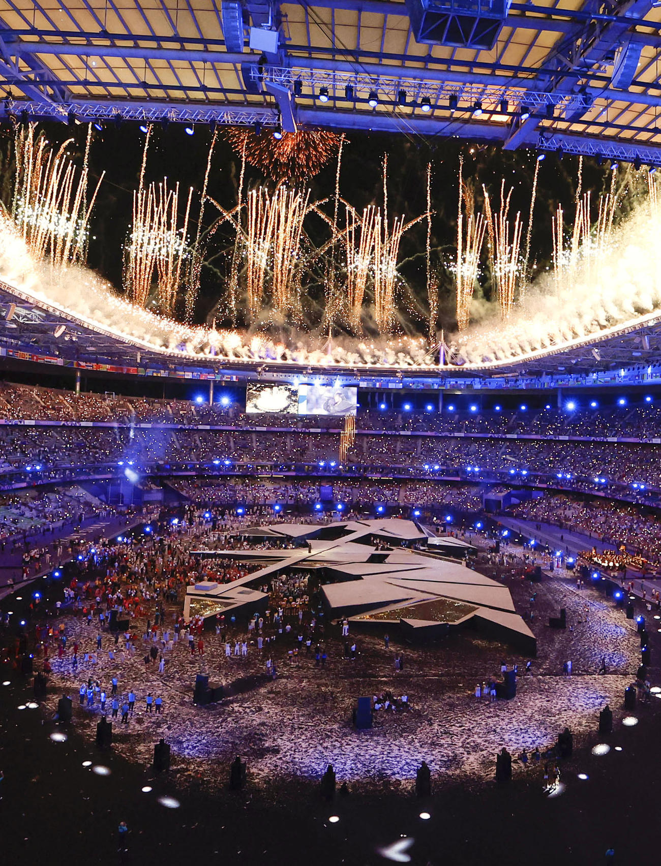 パリ五輪の閉会式で打ち上げられたフィナーレの花火（共同）