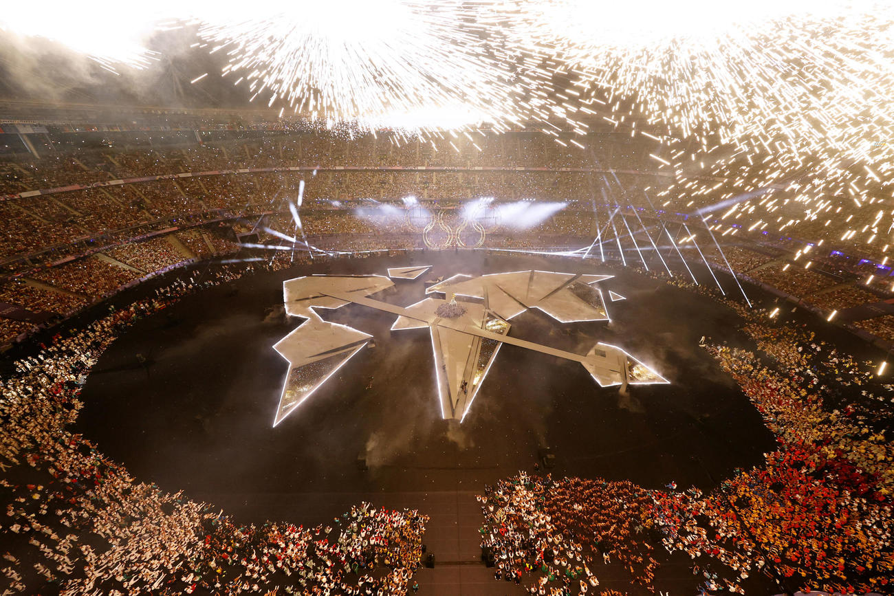 パリ五輪の閉会式を彩る花火（共同）