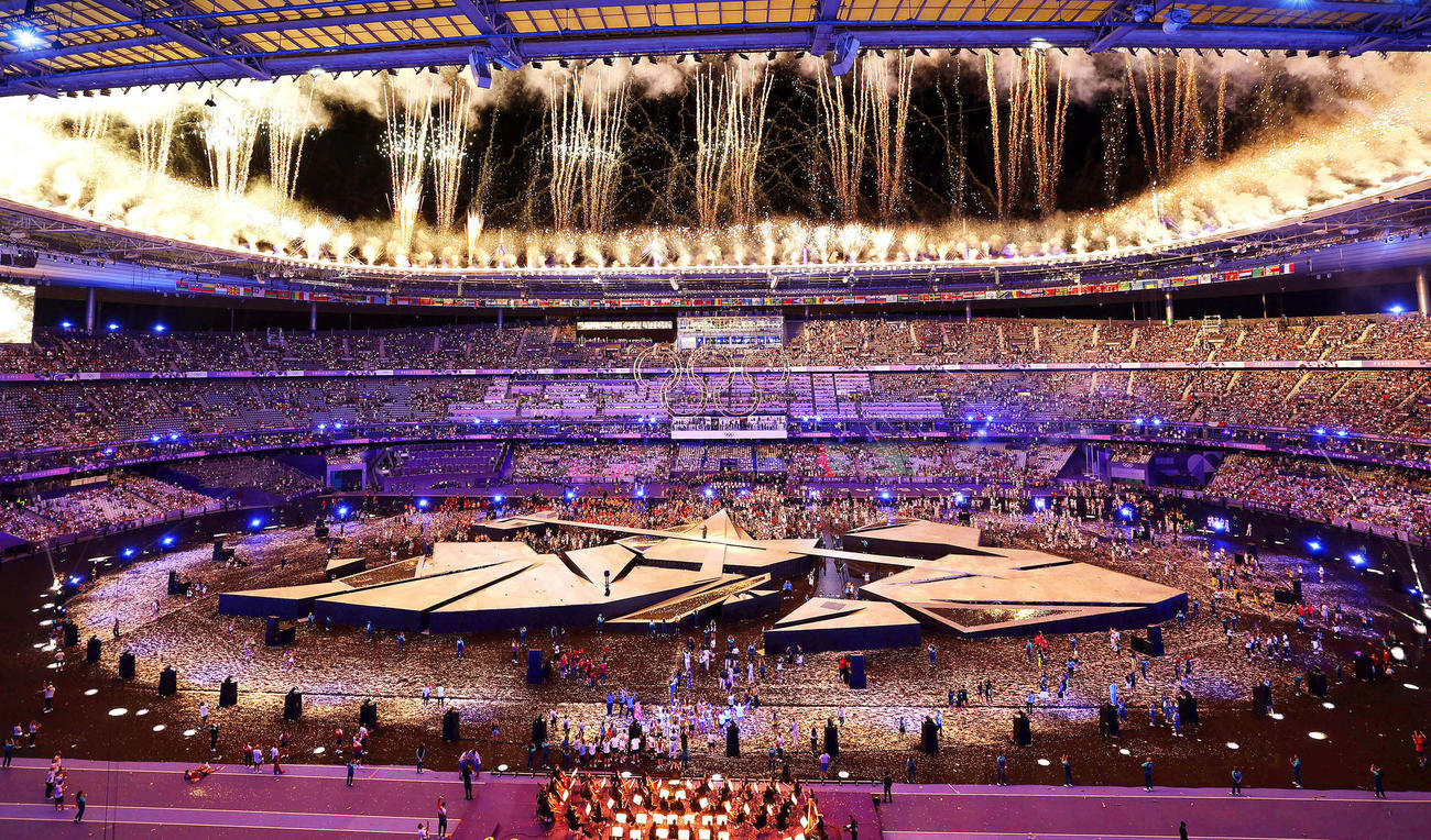 パリ五輪の閉会式で打ち上げられる花火（共同）