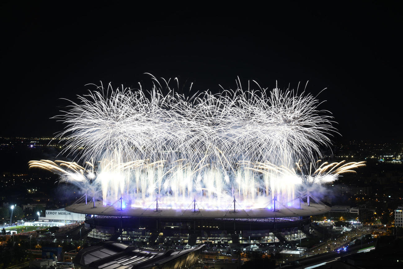 フランス競技場で行われたパリ五輪の閉会式で夜空を彩るフィナーレの花火（AP＝共同）