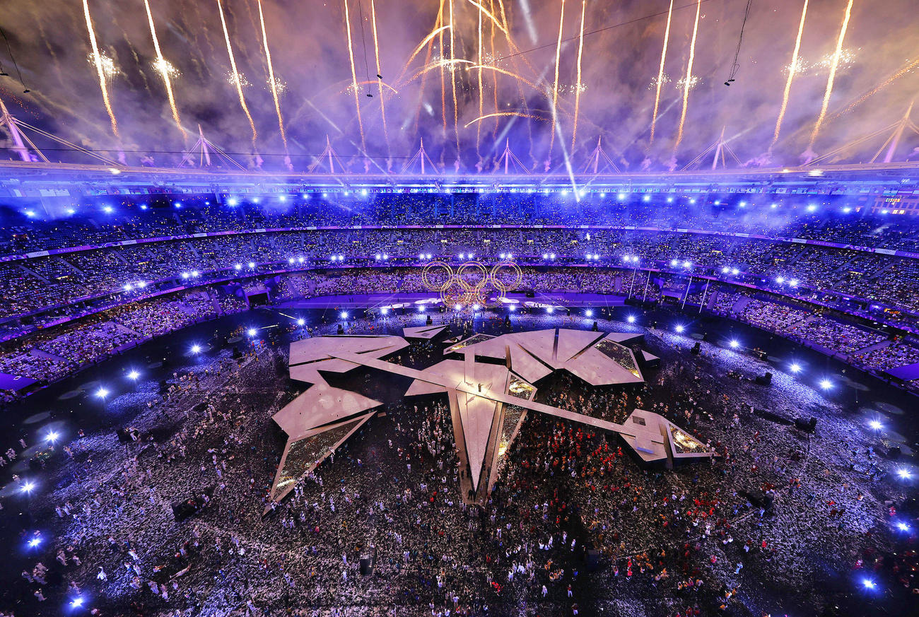 パリ五輪の閉会式で打ち上げられる花火（共同）
