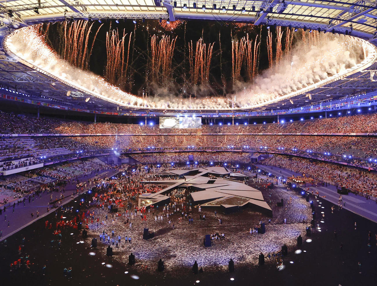 パリ五輪の閉会式で打ち上げられたフィナーレの花火（共同）