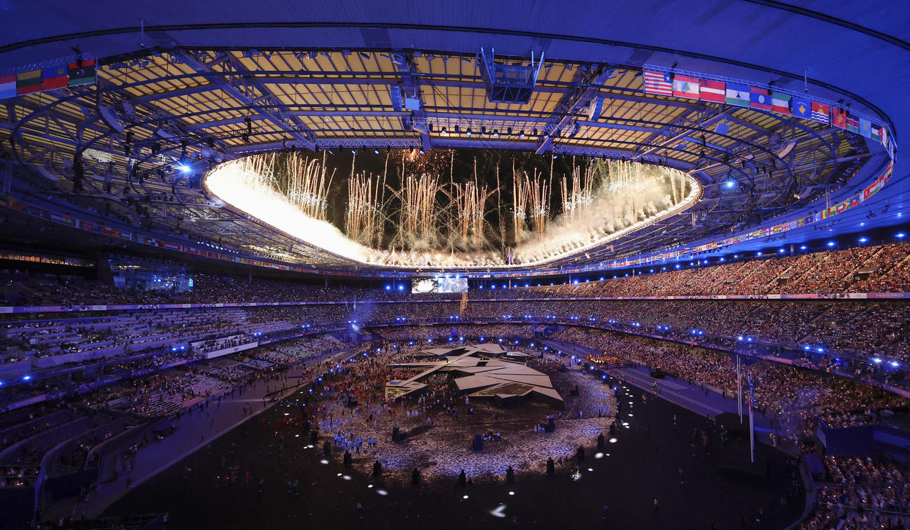 パリ五輪の閉会式で打ち上げられたフィナーレの花火（共同）
