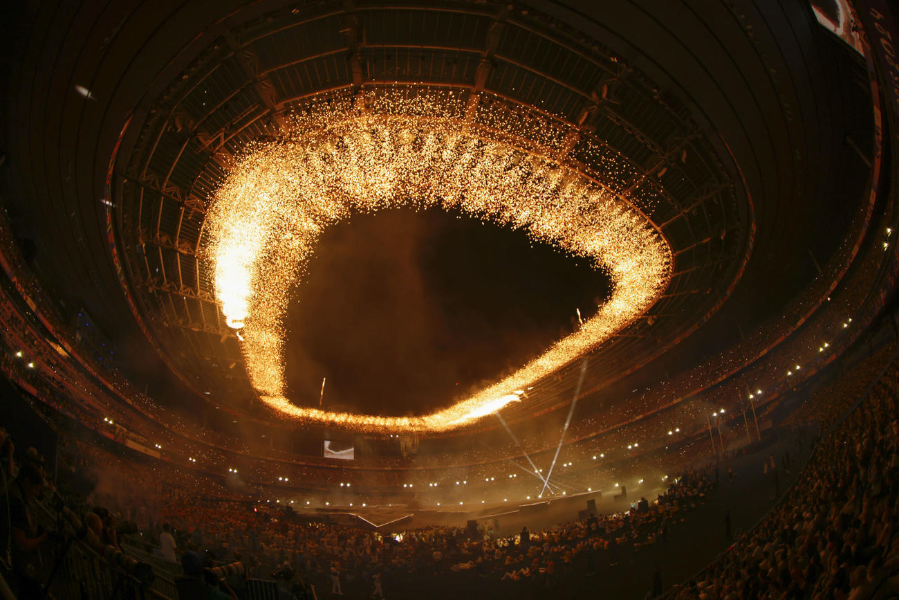 パリ五輪の閉会式で打ち上げられた花火（魚眼レンズ使用、共同）