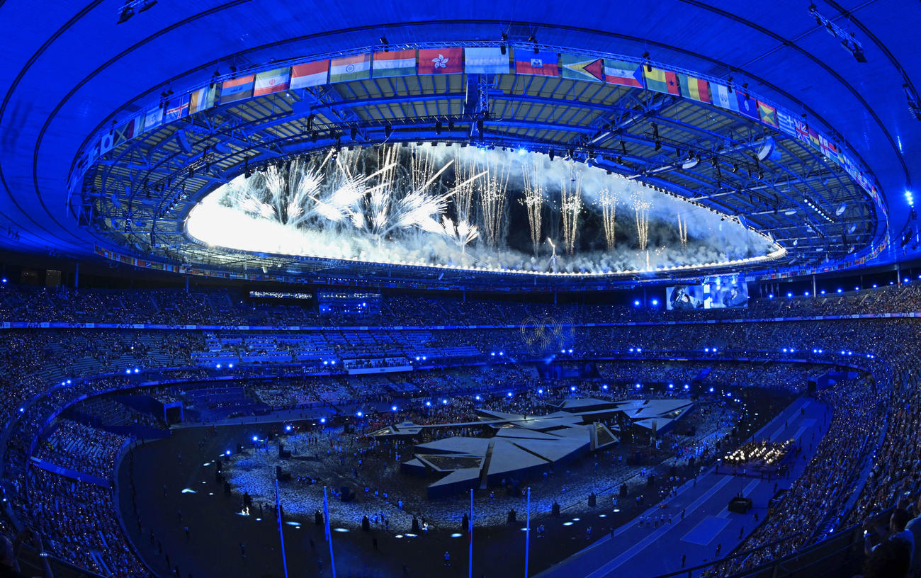 パリ五輪の閉会式で打ち上げられたフィナーレの花火（共同）