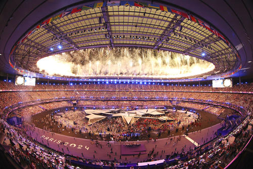 パリ五輪の閉会式で打ち上げられる花火（共同）