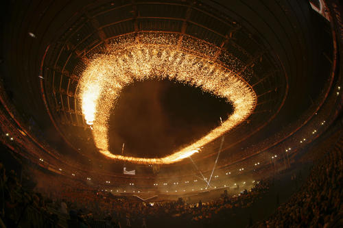 パリ五輪の閉会式で打ち上げられた花火（魚眼レンズ使用、共同）