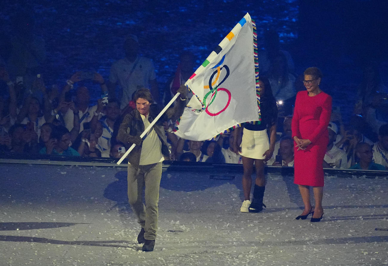 閉会式での次回ロサンゼルス大会の演出で五輪旗を持ち去るトム・クルーズ（撮影・垰建太）