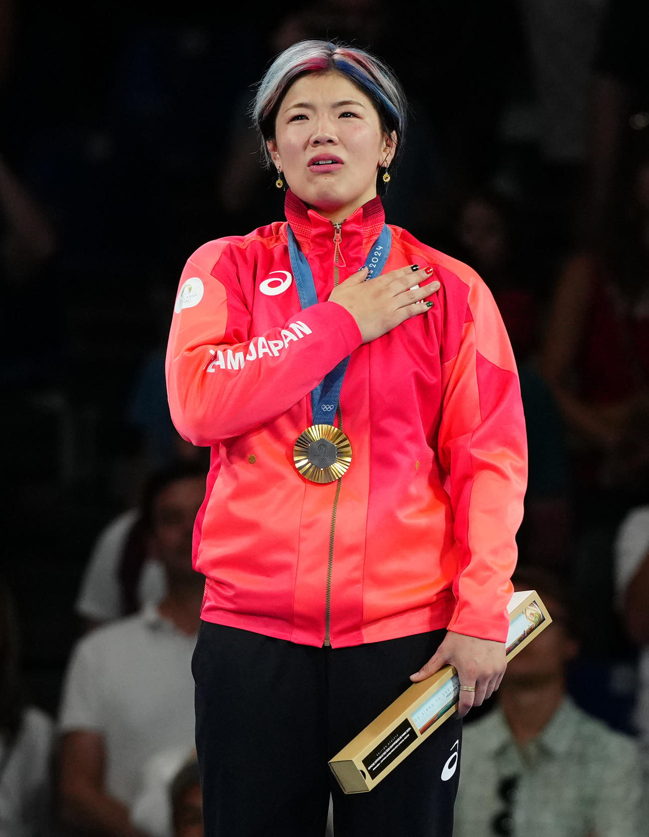 女子76キロ級の表彰式で君が代が流れ、胸に手をやる金メダルの鏡（撮影・江口和貴）